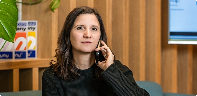 Katharina Wachter telefoniert in den Büroräumen von Denovo