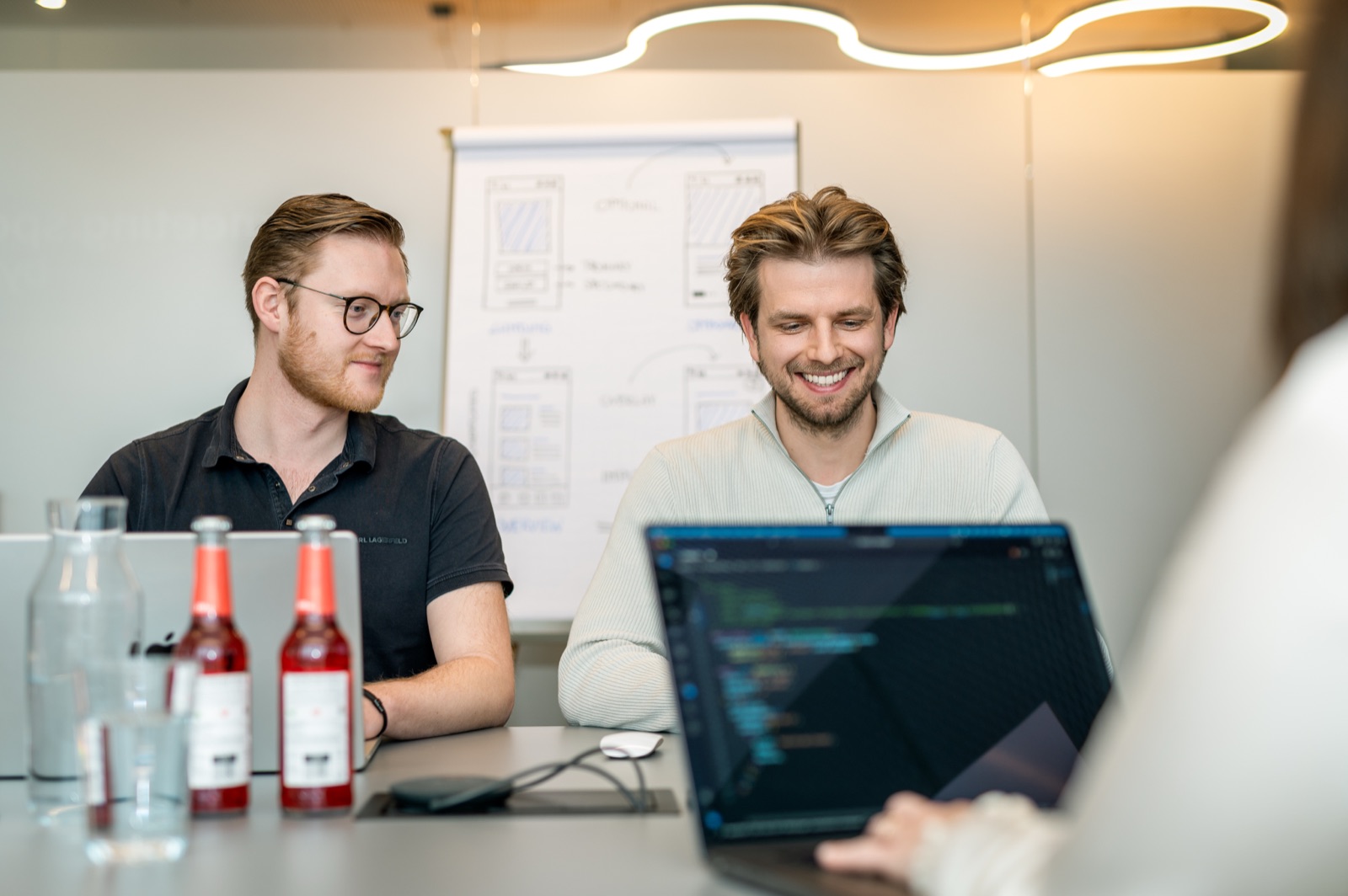 Teammitglieder besprechen gemeinsam Quellcode